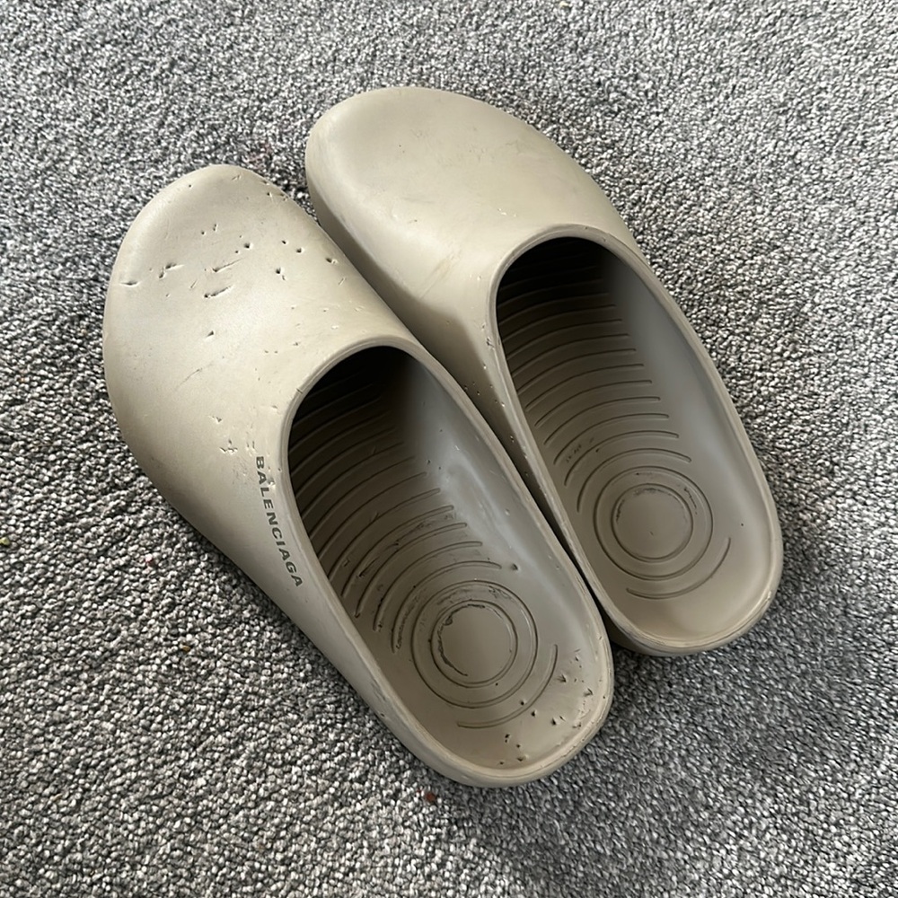 Balenciaga closed pool slides